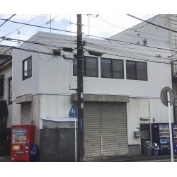 外壁補修のご依頼をいただきました。
今回は2階部分の補修となり、1階部分と同系色のサイディングにて張替えをおこないました。
