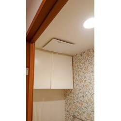 異音がして吸い込みの悪いトイレ換気扇をリフォームさせていただきました。
新しい換気扇へ交換されたことで、安心してご利用いただいております。
