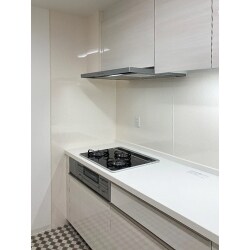 住み替えにあたって水回り設備、内装を変更しました。
キッチンはL型を最新機種に交換しました。