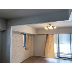 白一色のシンプルな内装から、アクセントクロスやエコカラットを使用したこだわりの内装に改修しました。