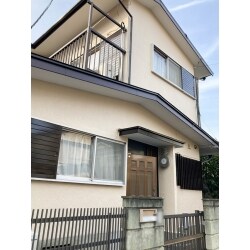 前回塗装させていただいた外壁の色は気に入られていたので同様の色で塗装いたしました。同時に傷んでいた雨戸、戸袋をアルミタイプのものに交換しています。
