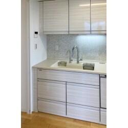 中古マンションの購入をきっかけに　フルリフォーム。
キッチンに立つのが楽しくなる明るいキッチンになりました！
