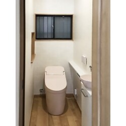 タンクレスタイプに変更して空間をスッキリさせました。
トイレと手洗いは同じ淡いピンクで統一、上品でかわいいトイレに仕上がりました。

