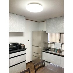 こだわりのキッチンの色になり、冷蔵庫の配置を変えることで、ダイニング廻りが広く感じる空間になり、大変喜こんでいただきました。