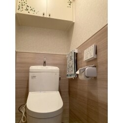 壁・床をタカラの磁気パネルにしたので、タオル掛けや紙巻き器が磁石でくっつき、すきな位置へ取付可能です。とってもお掃除のしやすいトイレになりました。