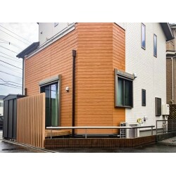 ウッドデッキを設置し、目隠しフェンスを設置し防犯対策をしました。
表札もデザイン性のあるものを採用しました。
