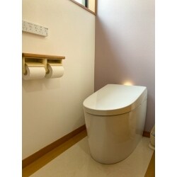 2階のトイレの調子が悪く交換を検討されているとのご相談を受け、
既存トイレがタンクレスであったため、同機種で検討していましたが、翌月に新商品の発売が予定されており、それもあり、グレードを上げ、一緒に1階も交換致しました。

