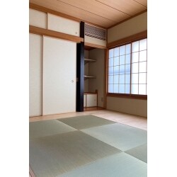 元々の和室の作りを残しつつ好みに合わせ、
部屋の中心に畳を配置しました。壁、天井もをリニューアルして今風の和室に仕上がりました。
