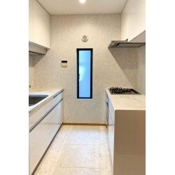 他部分の間取り変更の為、キッチンの位置を移動しました。
少ない空間で効率良くキッチンを使えるように二列型のキッチンを採用いたしました。

