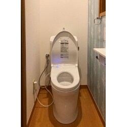 トイレの交換とクロスの貼り換えを行いました。
節水省エネにもつながりました。
