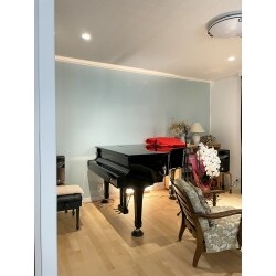 ピアノを置くリビングを音楽の生徒さん達を招くスタジオとしたいというお話からスタートしました。プランの打合せからリフォーム完成に至るまで、約1年半を費やしました。床暖房、床下断熱、無垢フローリング等拘りのリフォームでした。