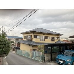 重たい瓦に換えて、軽量でメンテナンスの楽な金属瓦であるマックス瓦を使い屋根を葺き替えました。風格はそのままに、耐震性能も上がりました。
