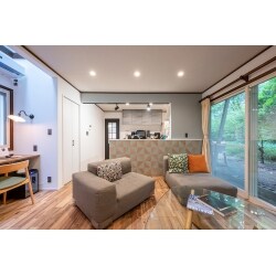 優先度の高いご要望として挙げられていた無垢フローリングは代表的なアジアの建材、アカシアを選択。製品にした後の変形が少なく、家具などの加工品にも使われる床材に適した素材になります。扱いやすいようにナチュラルオイルを施し、明るい色合いで仕上げています。