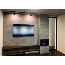 モダンインテリアのコーディネートをリビングのアクセントウォールに再現しました。
TVを壁付けにして、バイオエタノール暖炉を壁に埋め込み、タイルを張り、バイカラーにした棚含め、とてもスタイリッシュになりました。

