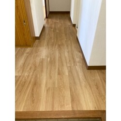床がかなりきしんでいたので、下地からの交換をご提案。解体したことで原因がわかり、下地ボルトの締め付けが緩んでいたのが原因でした。今回下地から交換したので音もしなくなり、カーペットから奥様念願のお掃除のしやすい防音フローリングへリフォーム。幅の広い無垢調のフローリングで、高級感があり見た目も温かみがある雰囲気となりました。
