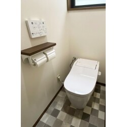 タンクレストイレにすることで空間が広く感じられるようになりました。市松の床もお気に入りだそうです。
