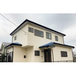 太陽の当たらない面の汚れや劣化が目立っていましたが、塗装してきれいになり、見違えました。
採用塗料　エスケープレミアムシリコン、エスケープレミアムルーフＳｉ
