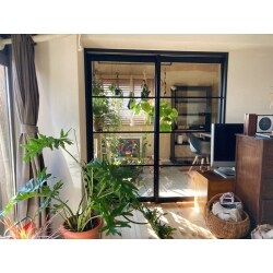 部屋との間の壁を撤去し、南面の部屋をインナーテラスへ。
床を水に強いタイプに張替えて、ガラスの引戸でパーテンションを設置しました。趣味の観葉植物が天井から下げられるようにバーを備えています。コーナーには在宅ワーク用のデスクを配置。隣の部屋を暗くすることなく、状況により音を遮れます。２室とも明るい仕上がりになりました。
