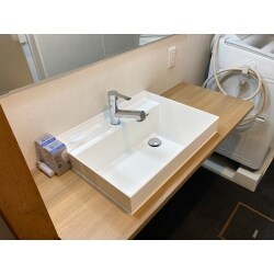 洗面は洗面台下を撤去し、床も貼り替えて見た目がすっきりとした印象になりました。
洗濯機の上の壁に棚を造作し収納スペースを設けました。