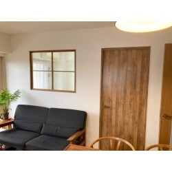 隣接するリビングの内装に合わせて和室を洋室にリフォームしました。ご希望の室内窓は木製の枠でおしゃれな雰囲気に仕上げました。
