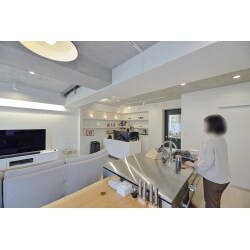 2列型キッチンのシンク側をアイランドに配置してオープンにしたので視界は360度に。同時にワークスペースでもデスクをアイランドに配置。書棚は壁側に造り付にすることで回遊性も視界も360度。程よく距離が離れているので集中できて孤立感が無く、自由度が高いLDKとなりました