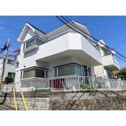 外装の改修工事を行いました。バルコニー部分の塗装に浮きがでており外壁部分にも水漏れが発生しておりました。安心して生活をしたいとのご希望から塗装工事のご要望を頂きました。