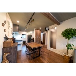 廊下部分をLDK空間と繋げ、リビングから階段を上がれるようにしました。会談前にはロールスクリーンを施し、熱が逃げないようにしています。