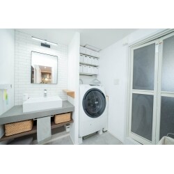 オープンタイプの洗面と白を基調とした清潔感のあるデザインでまとめ、スッキリした洗面室になりました。