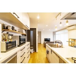 窓からの光が降り注ぐ明るいキッチン