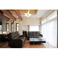 梁を活かしたアジアンテイストのリビング