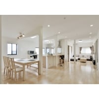 家族が集まる広場のようなリビングを実現