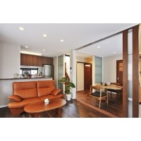 気分に合わせて広さを変更できるリビングに