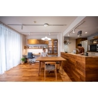 "心地いい"は顔に出る。自然素材の上質な大人リノベーション