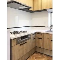 ※扉がキレイな木目調のL型キッチン