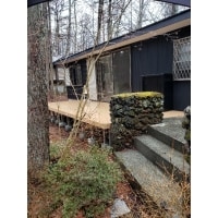 青空の下でDIYができるウッドデッキ