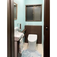 爽やかなターコイズブルーのトイレ空間に