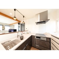 デッドスペースをゴミ入れにした効率的なキッチン