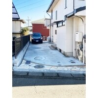 段差を解消して、天然石をアレンジした駐車場に。