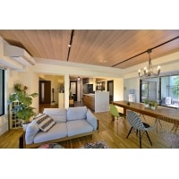 メゾネットタイプのマンションに事務所内包の住まいを創出