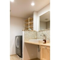 ナチュラルスタイルの明るい洗面室へ