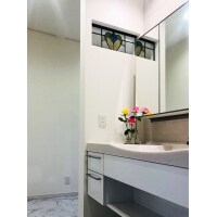 ステンドグラスの明り取りの有る洗面室