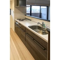 腰壁で手元を隠した対面キッチン