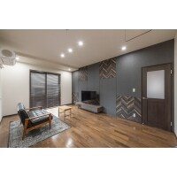 リズム感のあるアレンジを加えた、リビングのアクセントウォール