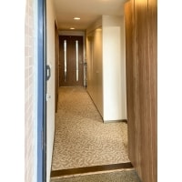 ホテルロビーのような高級感のあるカーペットへ