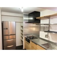 広い水切り棚を設けた壁付けキッチン