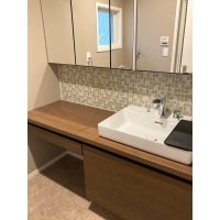 身支度がしやすいように広いカウンターと鏡の洗面台を選びました