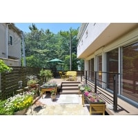 室内でも屋外でもくつろげる、花にあふれた住まい