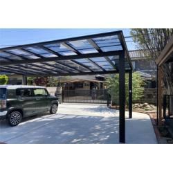 駐車場出入口の間口を広げ、跳ね上げ式の電動ゲートを設置。
また駐車場には雨でも濡れないようにカーポートを新設しました。