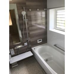 タイルの浴室からユニットバスへ。あたたかさを保つ保温機能がある魔法瓶浴槽と、お掃除ラクラクほっカラリ床のお風呂をおすすめさせていたきました。