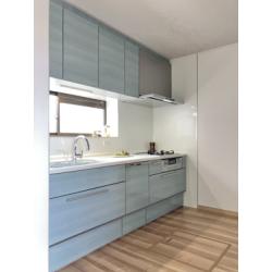 弊社ショールームにて、気に入ってくださったブルーのおすすめプラン「ラプリ」をお選び頂きました。上質な人造大理石クラストンのカウンター＆シンク、食洗機、浄水器一体シャワー水栓、ダウンウォール、ガラストップコンロと機能面も充実です！